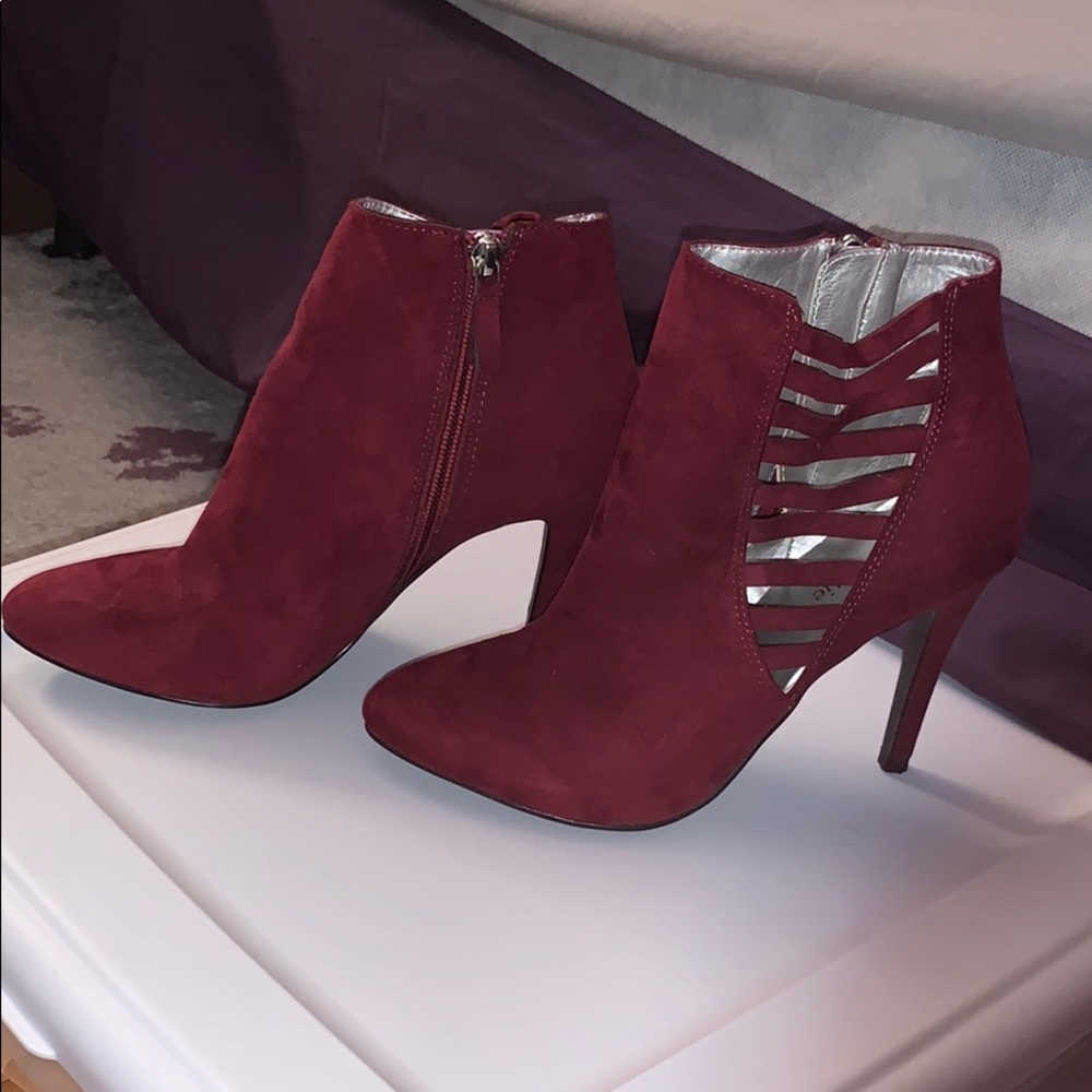 Size 7.5 Kelly & Katie Maroon Booties